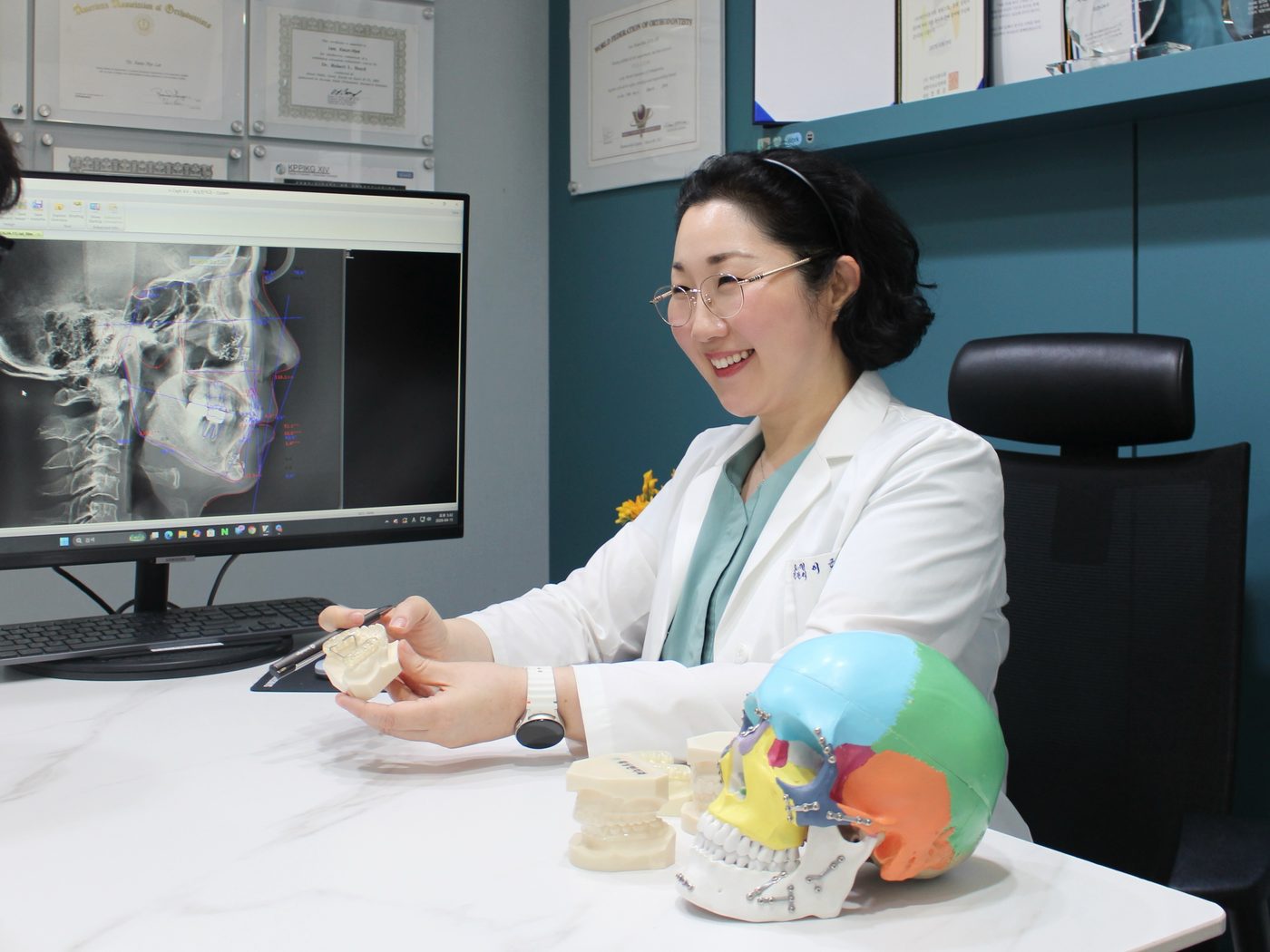 Dr. Keun-Hye Lee explaining a cephalometric analysis during an orthodontic consultation